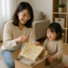 届いた荷物を子供と一緒に見るママ